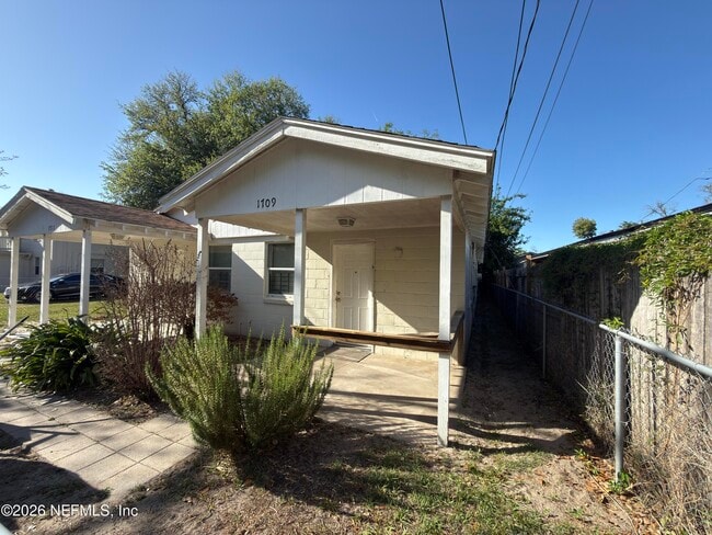 Photo - 1709 Dot St