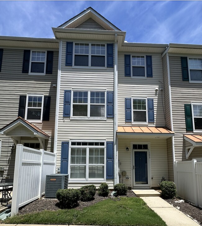 Building Photo - Spacious 3-Bed Townhouse in Raleigh Unit 105
