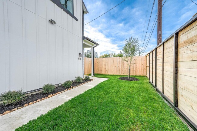 Photo - 2716 Spence St