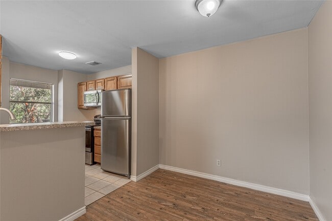 Building Photo - 2404 Sycamore Ave Unit A-4