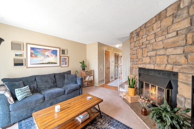 Photo - Charming 2 beds 2.5 baths in Aurora!