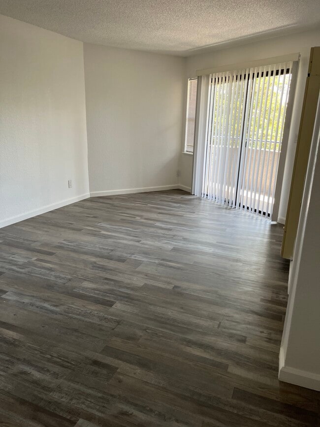 Building Photo - 1032 Pacific Ave Unit Rose Garden Gem