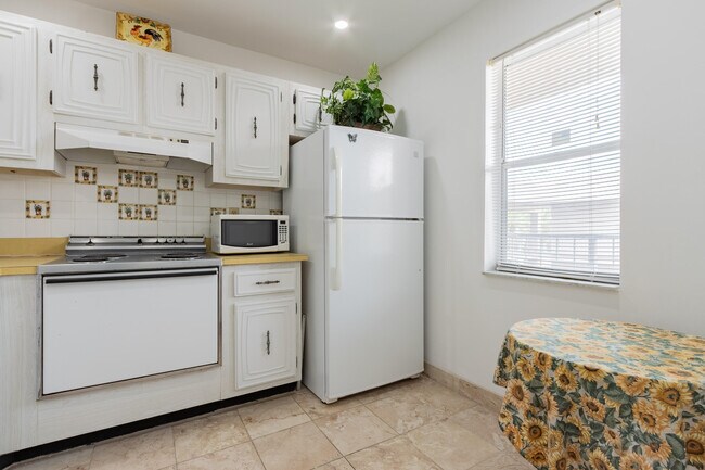 Photo - 2811 Somerset Dr Unit 412