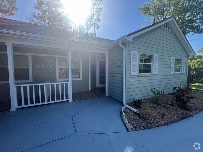Building Photo - Super Cute 3bd 2bath with Florida Room!! Rental
