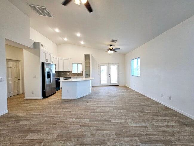 Photo - 1112 E 4th St