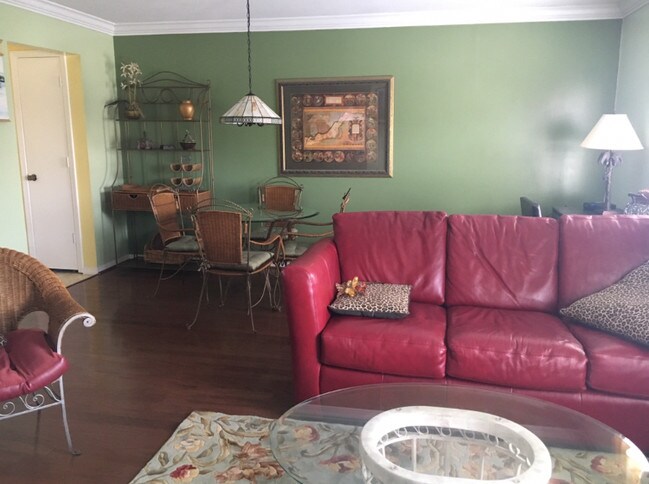 Large Living Room with Dining Area - 1110 Rue De Rois Unit 2B