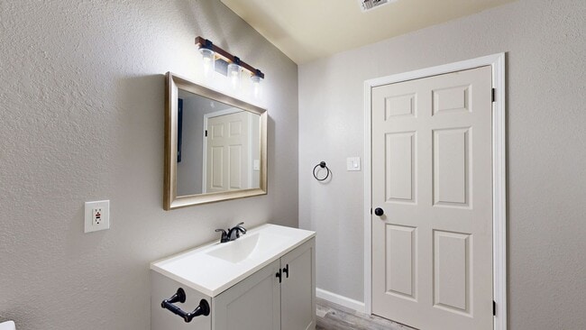 Photo - PRICE IMPROVEMENT $995 + 2 WEEKS FREE RENT!