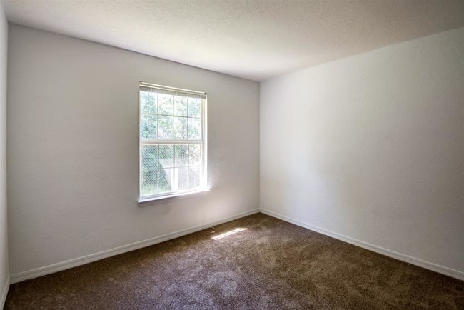 Bedroom with plenty of natural lighting - Stonecreek