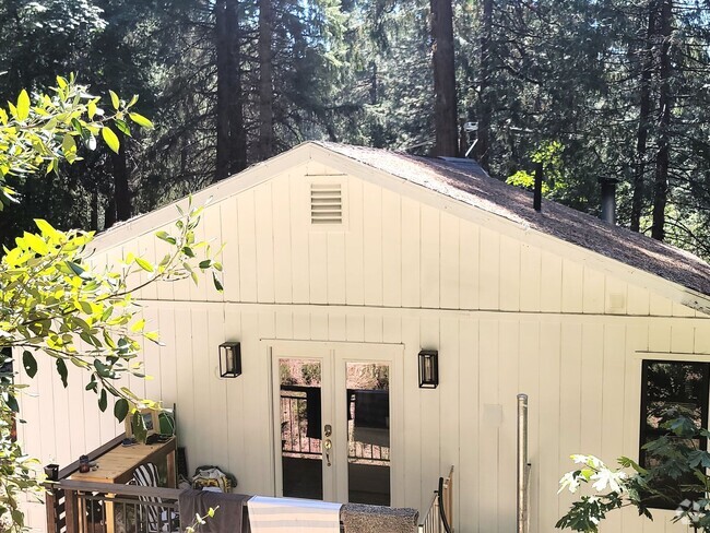 Building Photo - Renovated Cascade shores apartment