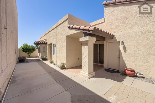 Photo - 2Bed/2Bath Townhouse in North Scottsdale! Ready for Immediate Move-In! -- 2 CAR GARAGE!