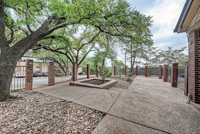 Building Photo - PRELEASE 8/15/2025 2 bed 2 bath Unit 208