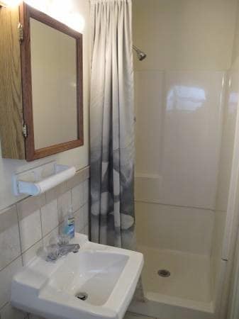 Guest bath - 2734 Coy St