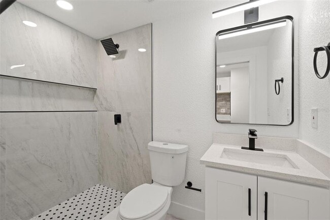 Photo - 2008 Oakwood Ave