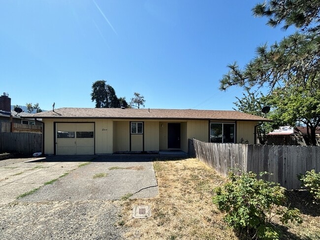 Building Photo - 2 E 3rd St Rental