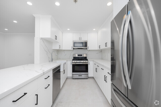 Apartment 405 - 1BD, 1BA - 715SF - Kitchen - Franklin Skyline Apartments