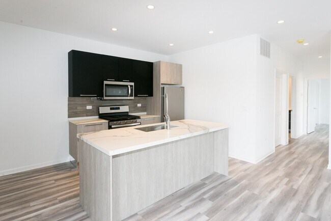 Photo - 2535 W Fullerton Ave Unidad 305