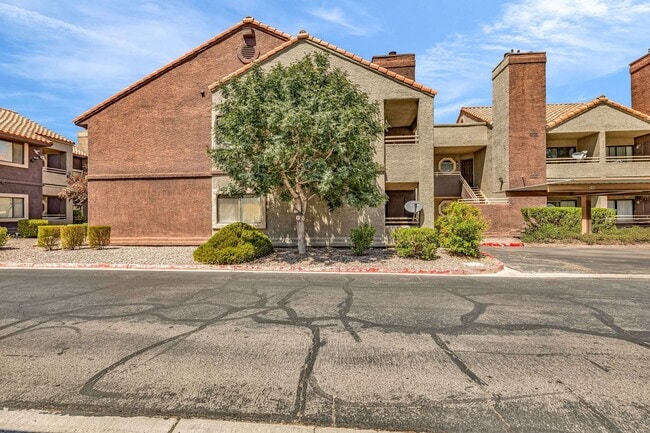 Building Photo - SW!! 2 Bedroom Condo!! 1st Floor!! Newly r... Unit 102