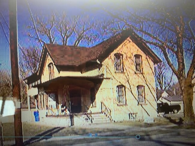 Building Photo - 903 N Division St Unit 2-Upper