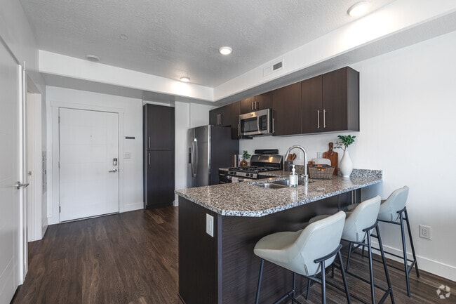 1BR, 1BA - 562SF - Dining Room/Kitchen - Downtown 360