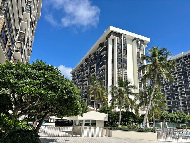 Building Photo - 1915 Brickell Ave Unit 1106C