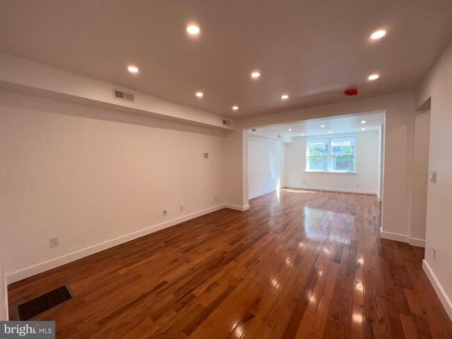 Photo - 2622 E Somerset St