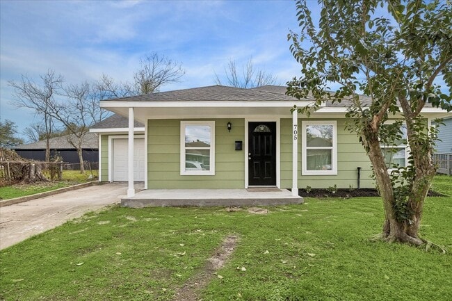 Building Photo - 705 Westshire Dr