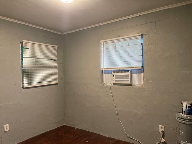 Photo - 843 Union St S