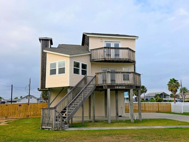 Building Photo - Fenced Jamaica Beach 3/2/1 Tri-level Home