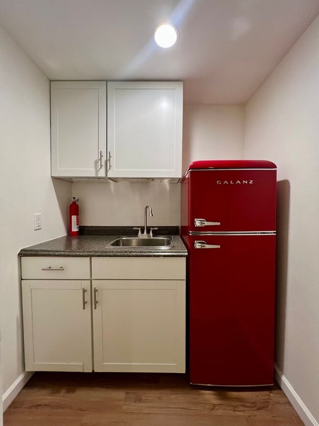 Photo - Cozy 1 bedroom with Kitchenette available ...