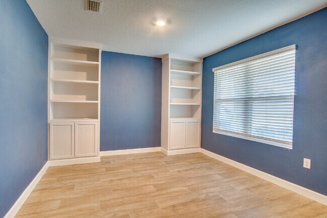 Photo - Season’s Savings! Spacious 5BR Near NAS – ... Apartamento