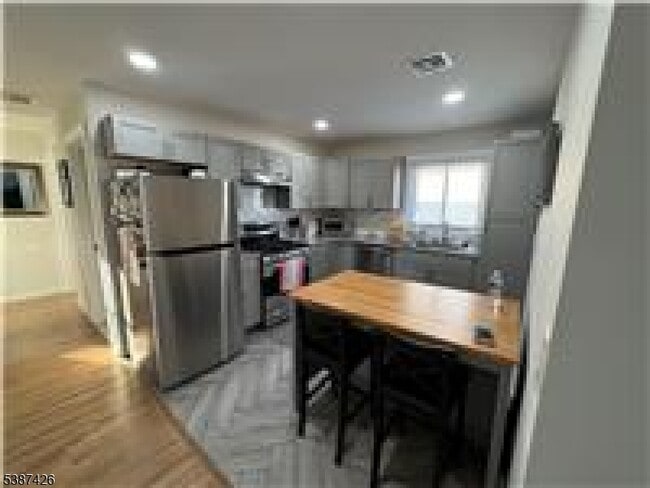 Photo - 261 Schuyler Ave