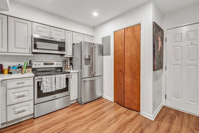 Photo - 25 Grand St Condo