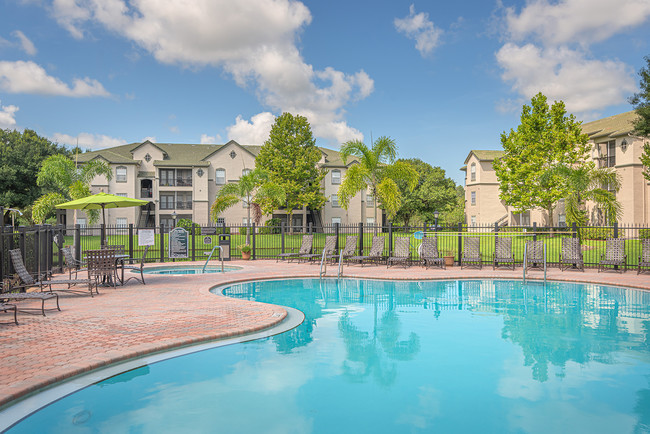 Poolside spa - Versant Place Apartments