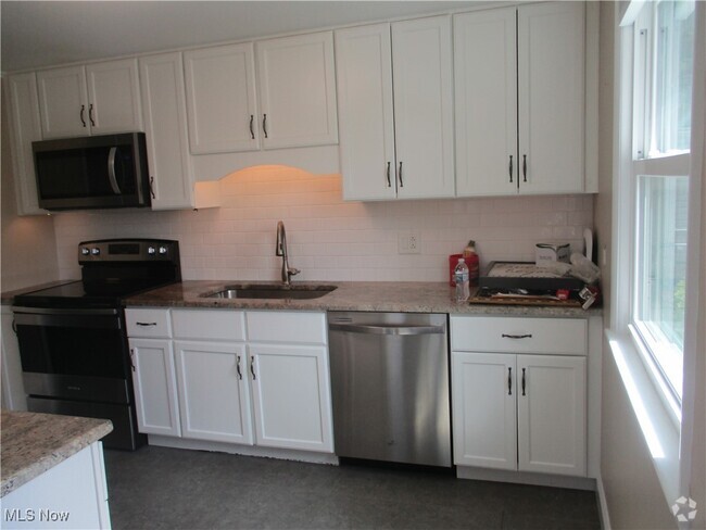 Building Photo - 32400 Bainbridge Rd Rental