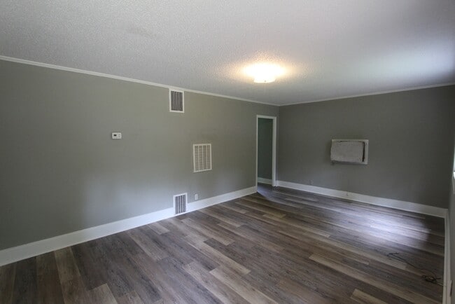 Photo - 725 Lucas St