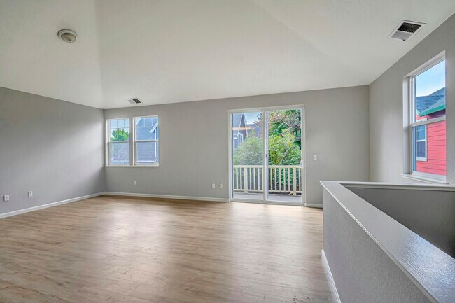 Photo - 1467 Maple Ave