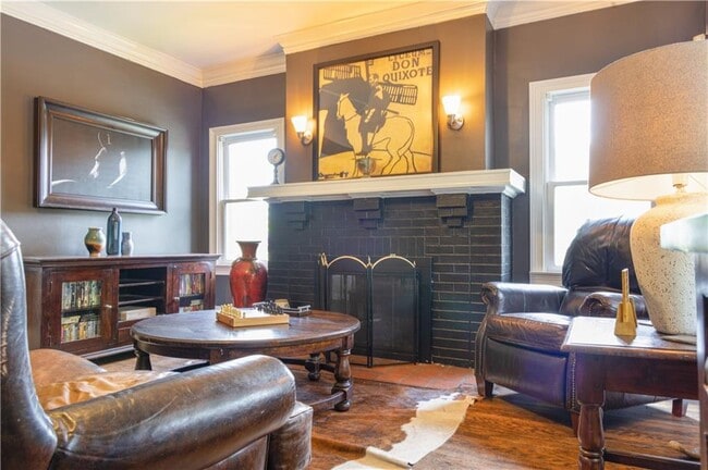 Photo - 359 Mathewson Pl SW