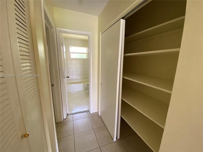 Photo - 2400 NE 188th St Unidad 2404
