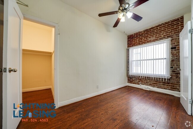 Building Photo - Cozy and Convenient Bachelor Apartment in ... Unit 201B