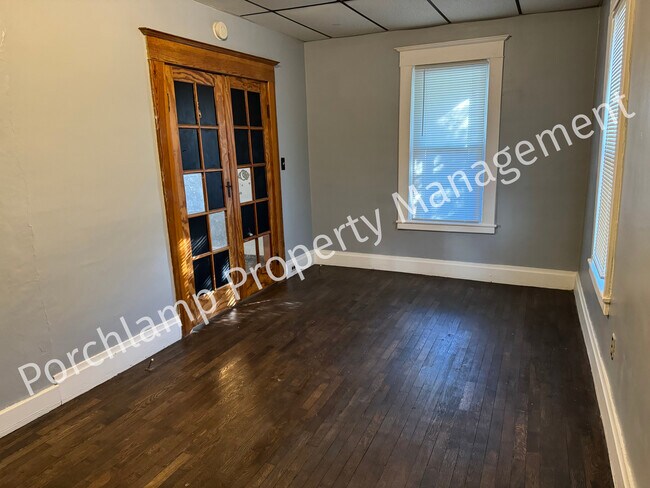 Photo - 749 Spencer St NE