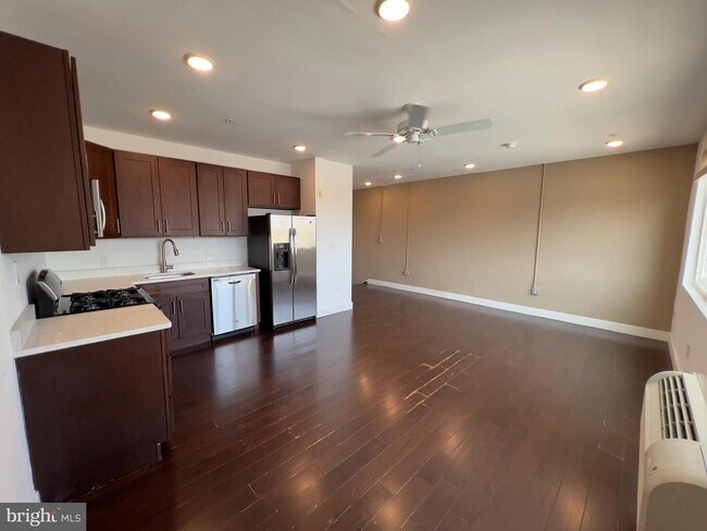 Photo - 1637 Poplar St Unit 6R