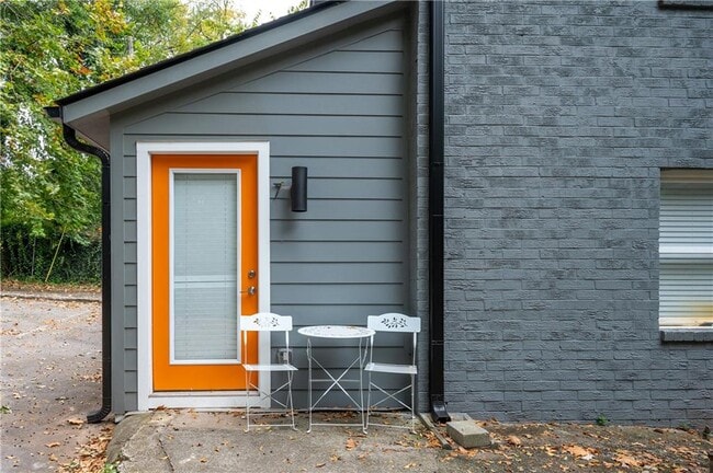 Building Photo - 1170 Greenwich St SW Unit 7