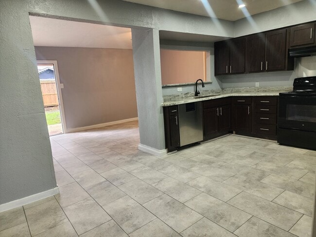 Photo - 418 E 1st St