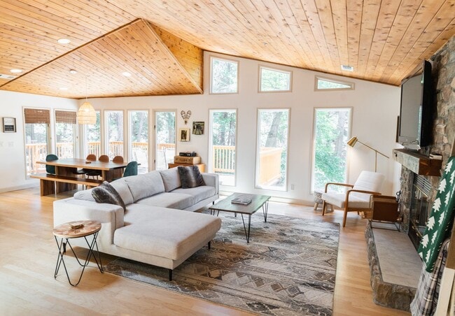 Photo - Stunning Lodge Near Beautiful Lake Gregory