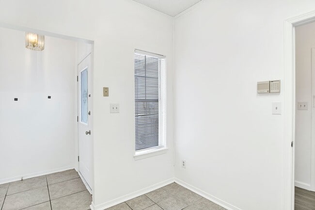 Photo - Spacious 2 Bed/2.5 Bath Townhome with 1 Ca...