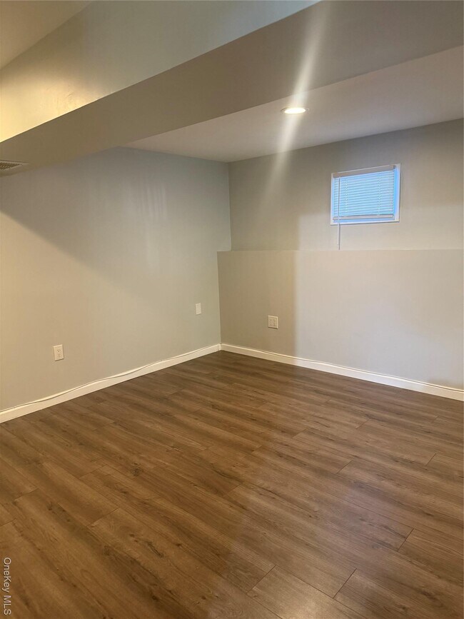 Photo - 1029 Commack Rd