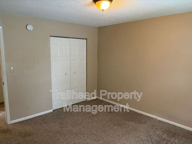 Photo - 5717 Outlook St