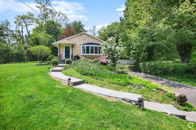 Building Photo - 395 Taconic Rd Rental
