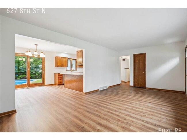 Photo - 627 8th St N
