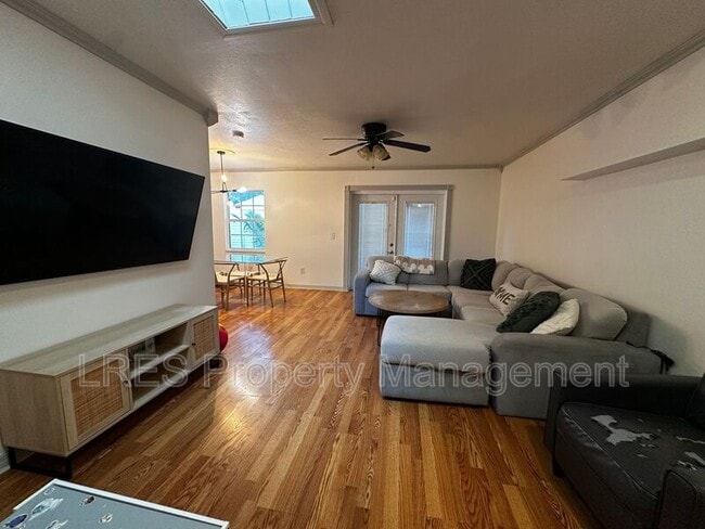 Photo - 910 Sycamore Ln